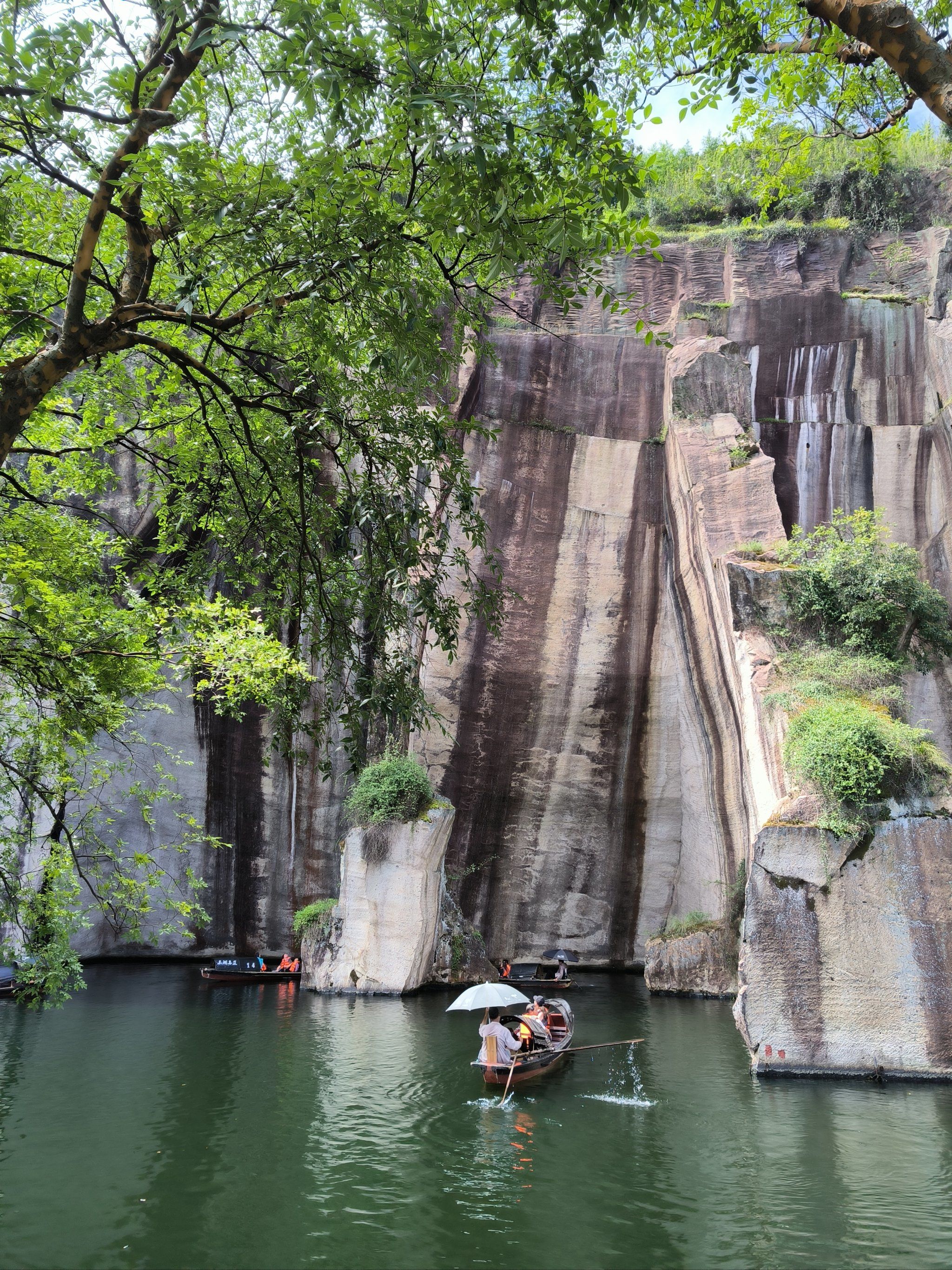 曲径通幽处,石壁刻千秋