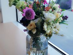 窗前的鲜花-亮雅轩图文快印连锁24小时(百子湾苹果社区店)