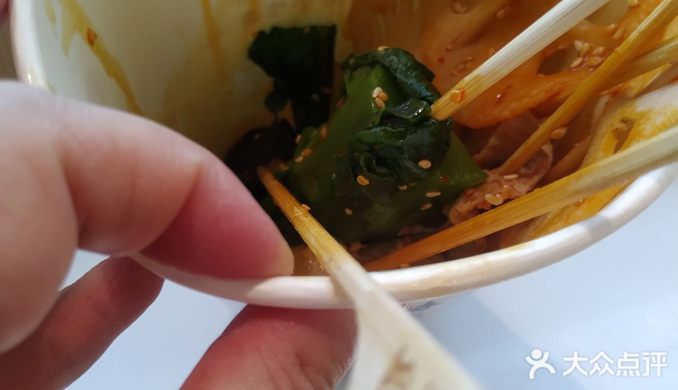 远大里面的小吃店生意都很火爆，我们就随便试了一家