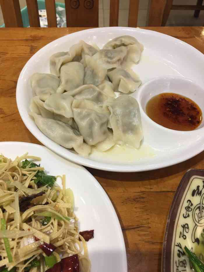 哈爾濱餃子王,其實是一家東北萊飯館,除了有餃子,其東北菜更多特色,味