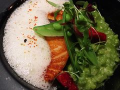 香煎三文鱼配青豆，自制番茄干，-AZUL by FUEL蓝色·法式酒馆(琶醍店)