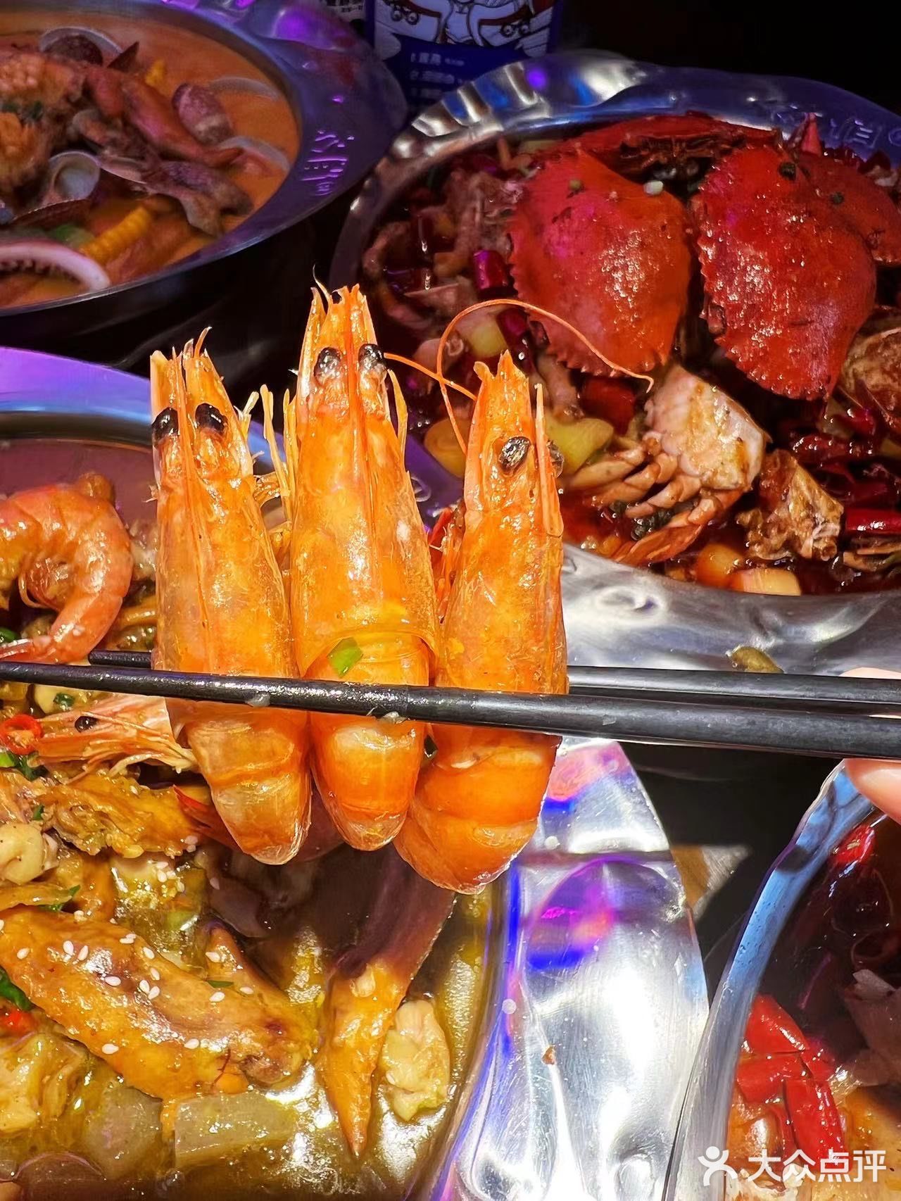 过年和姐妹吃团年饭吃螃蟹鲍鱼虾太有气氛了