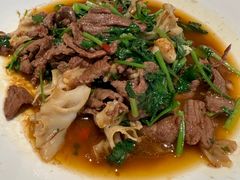 香菜摔打鲜牛肉-桂满陇·蟹黄小笼汤包(巴黎春天浦建店)