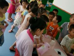 保健院的叔叔阿姨给孩子们检查身体！-春苗幼儿园(青年路)
