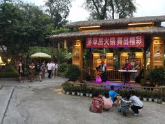 -茅草房·河畔园林火锅