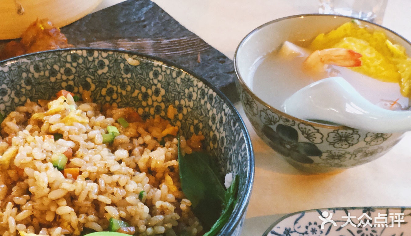 笋，腊肉，汤汁味道也不错。餐厅服务员还会及时来提示关火