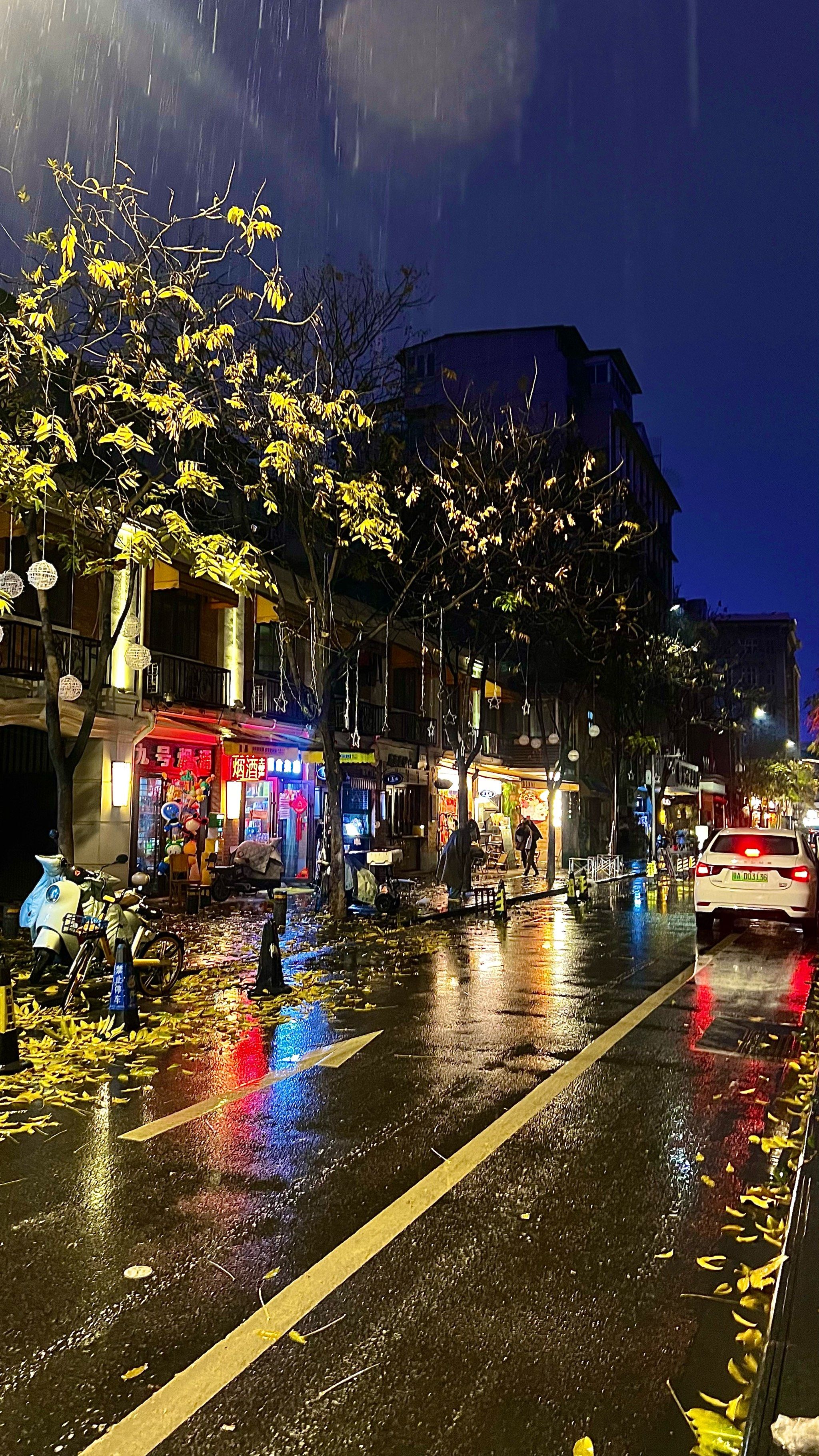 冬日雨夜☔️,汉口这条街历史韵味拉满