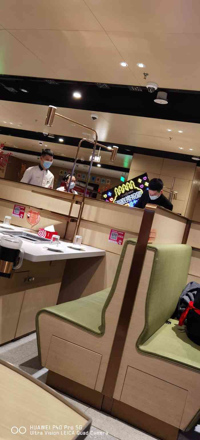 海底捞火锅(德思勤四季汇店)-"位置就在b3栋4楼刚进去还是感觉位置有.
