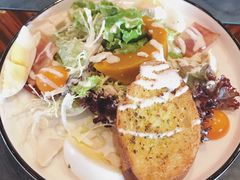 鸡肉蛋糖心蛋色拉-YUE·6·西式融合餐厅(外滩六号店)