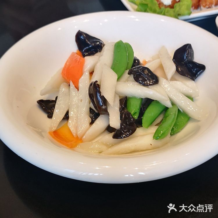 中午就餐人不多，环境不错 喜欢台式盐酥鸡