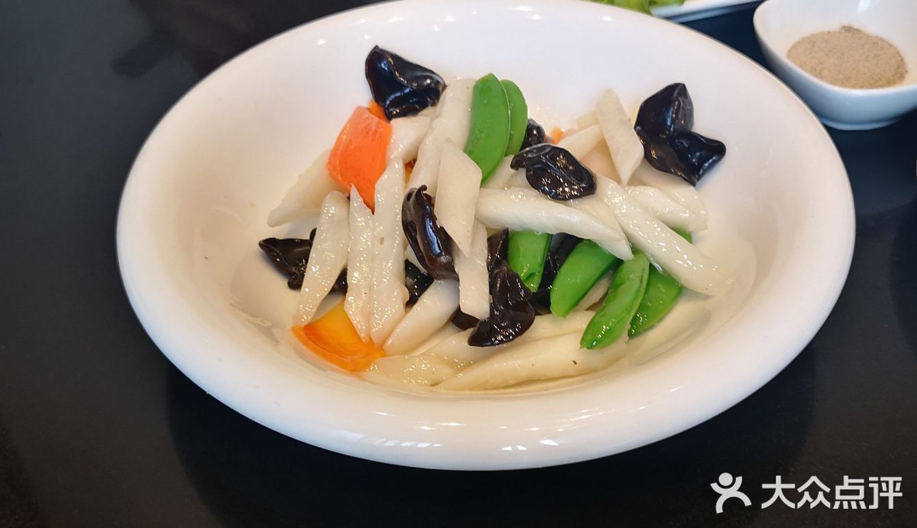中午就餐人不多，环境不错 喜欢台式盐酥鸡