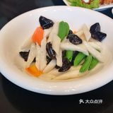 中午就餐人不多，环境不错 喜欢台式盐酥鸡