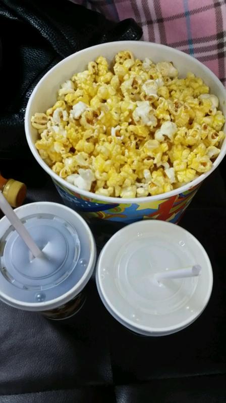 大地影院(天津御龙湾店)-"爆米花超大桶的 味道不是很甜 不错饮料也.