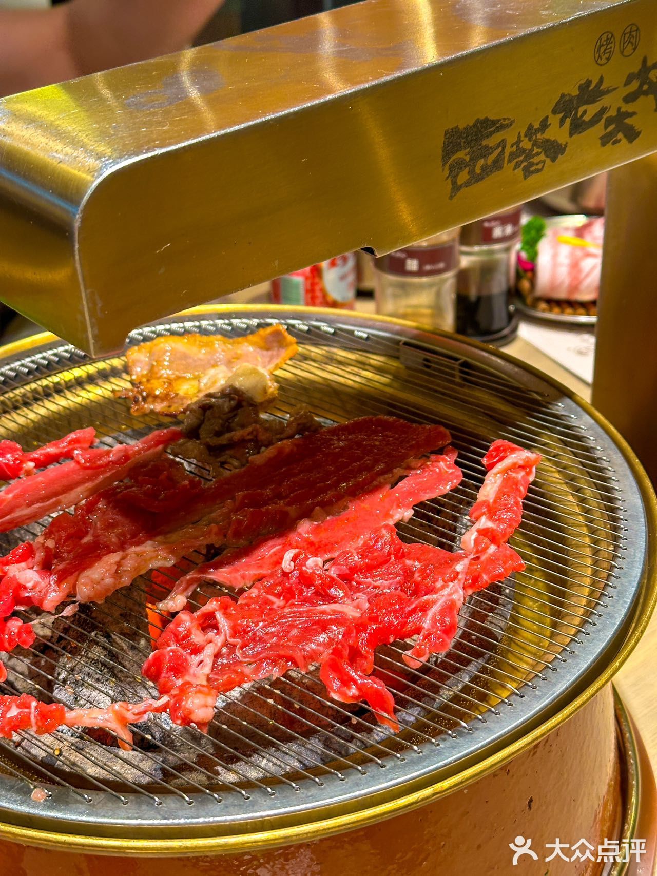 你绝对不会后悔的！快来老太太的泥炉烤肉店吧！