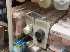 -名创优品(北京新中关购物中心地铁层店)