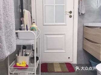卫生间的瓷砖跟厨房用的同一个系列，整个系列有浅中深三
