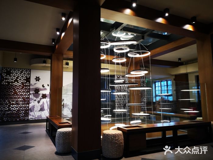 星巴克臻选(成都宽窄巷子店)大堂图片