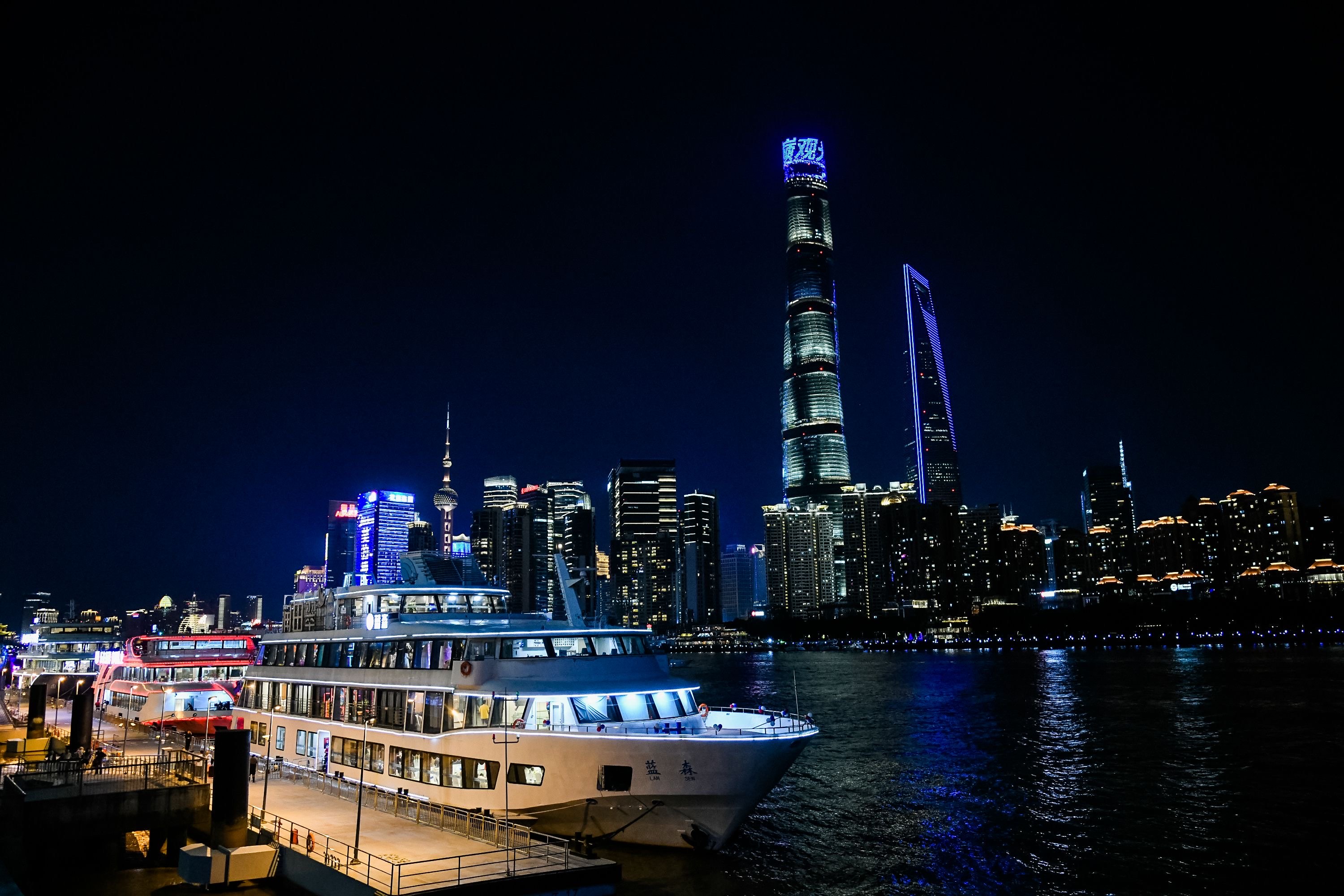 游览🚢浦江两岸夜景🌃体验游轮派对🪅乐趣