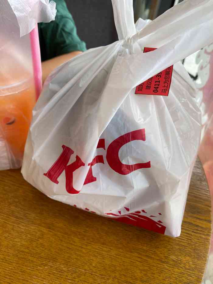 肯德基环境卫生一直都很好,堂食的人很少,基本都是手机点餐打包带走