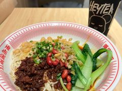 红碗豌杂面-遇见小面(东方宝泰店)