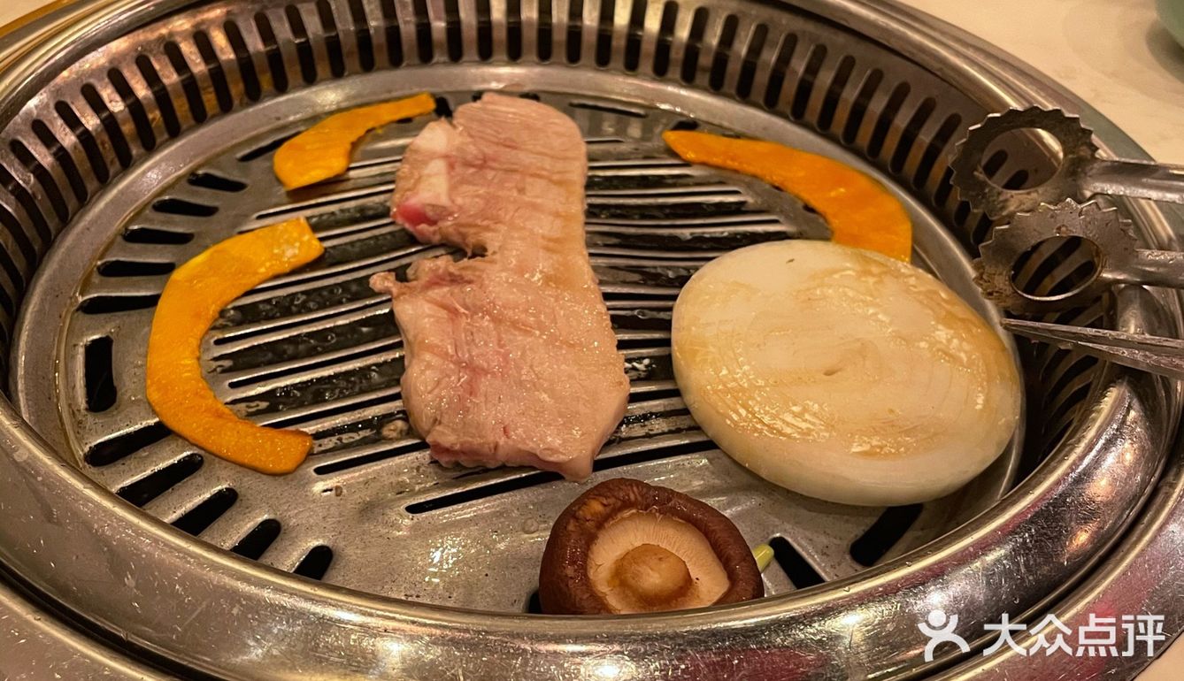 选在毕真烤肉集市，这里肉很大块，厚切的原味牛肉