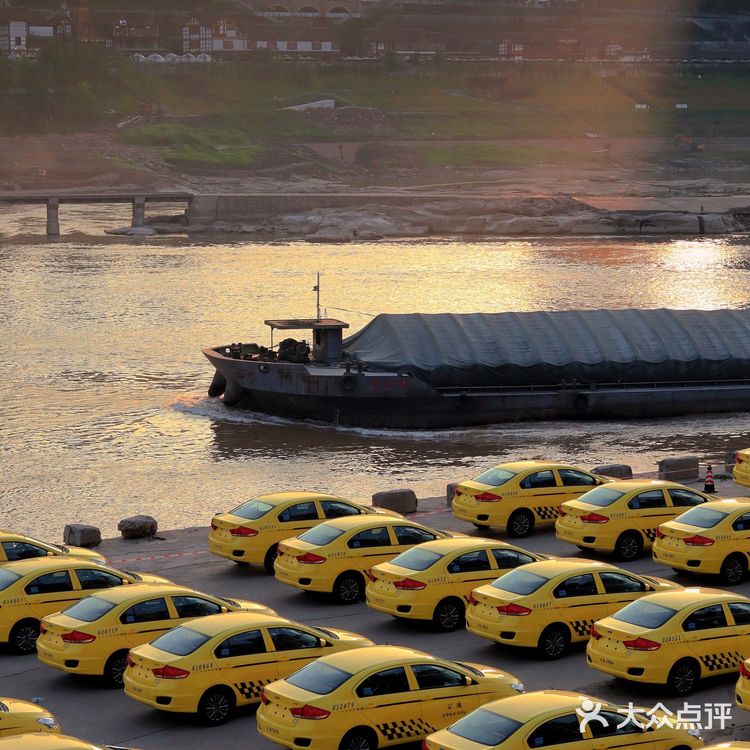 重庆限定拍照|当重庆黄色“法拉利”群映入落日余晖