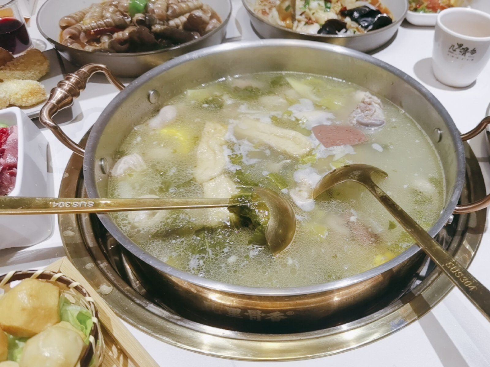 大肠咸菜火锅环境很好,味道特别好吃