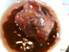 放在沾酱里的蜜汁排骨-甜蜜蜜港式茶餐厅(虹梅店)