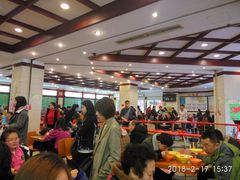 站着的是负责等座位的顾客-龙抄手(春熙路总店)