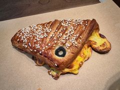 鸡蛋火腿芝士羊角-红跑车(文三路店)