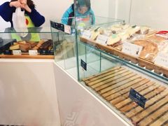 面包甜点陈列柜-老梦面包 CHEZMOREL(三源里店)