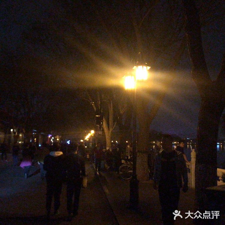 后海是北京有名的地标，酒吧一条街著名