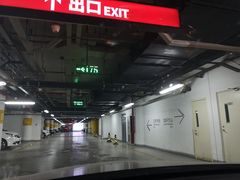 -蓝色港湾停车场