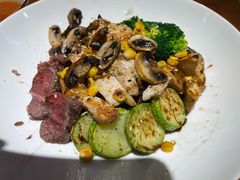 （低温慢烤）牛肉鸡排时蔬杂粮饭-POKEE VIA&Brunch·维娅(重庆来福士店)