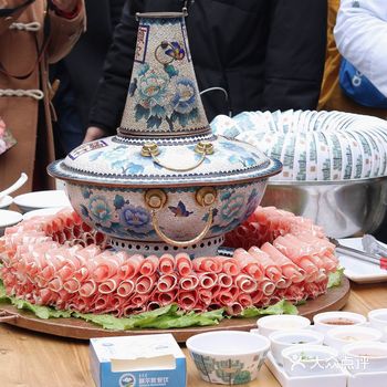 肉串也很带劲. 点了羊汤泡一点儿馍吸满汤汁～巨香