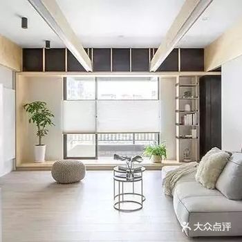 用明度比较高的壁纸装饰大环境，天花板、梁柱、窗框、墙