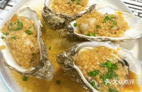Garlic Fried Rice Noodles with Oysters