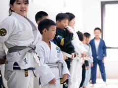 -菠萝格斗巴西柔术训练馆