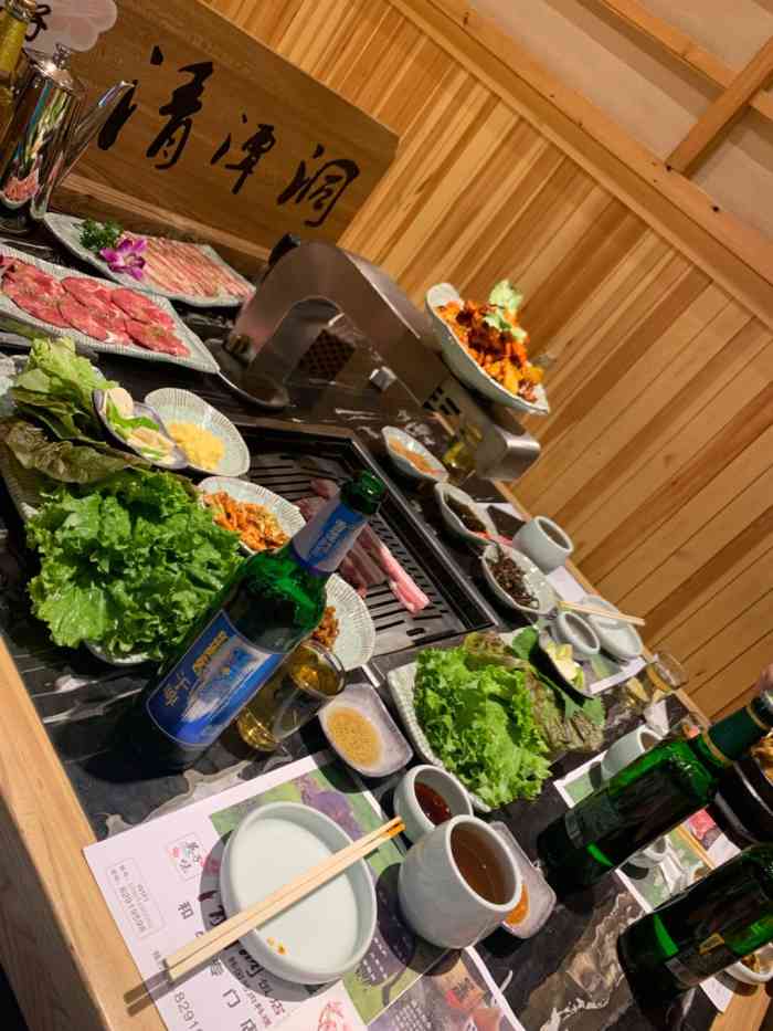 清潭洞烤肉(华新美食荟店)-"很有特色的一家韩料店店员背后都有名牌 .