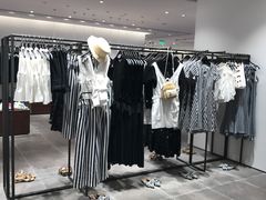 -URBAN REVIVO(高德置地广场·春广场店)