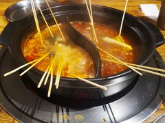 番茄香辣鸳鸯锅-江湖六膳門串串香(隆礼路店)