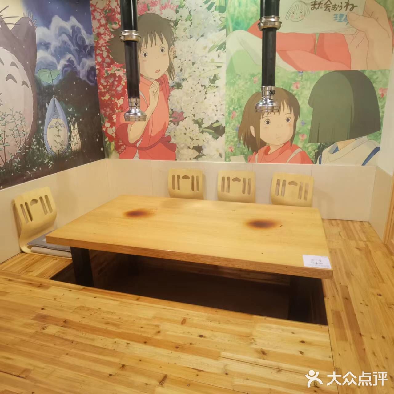 人很客气 包房是那种纯日式的榻榻米 感觉十足!