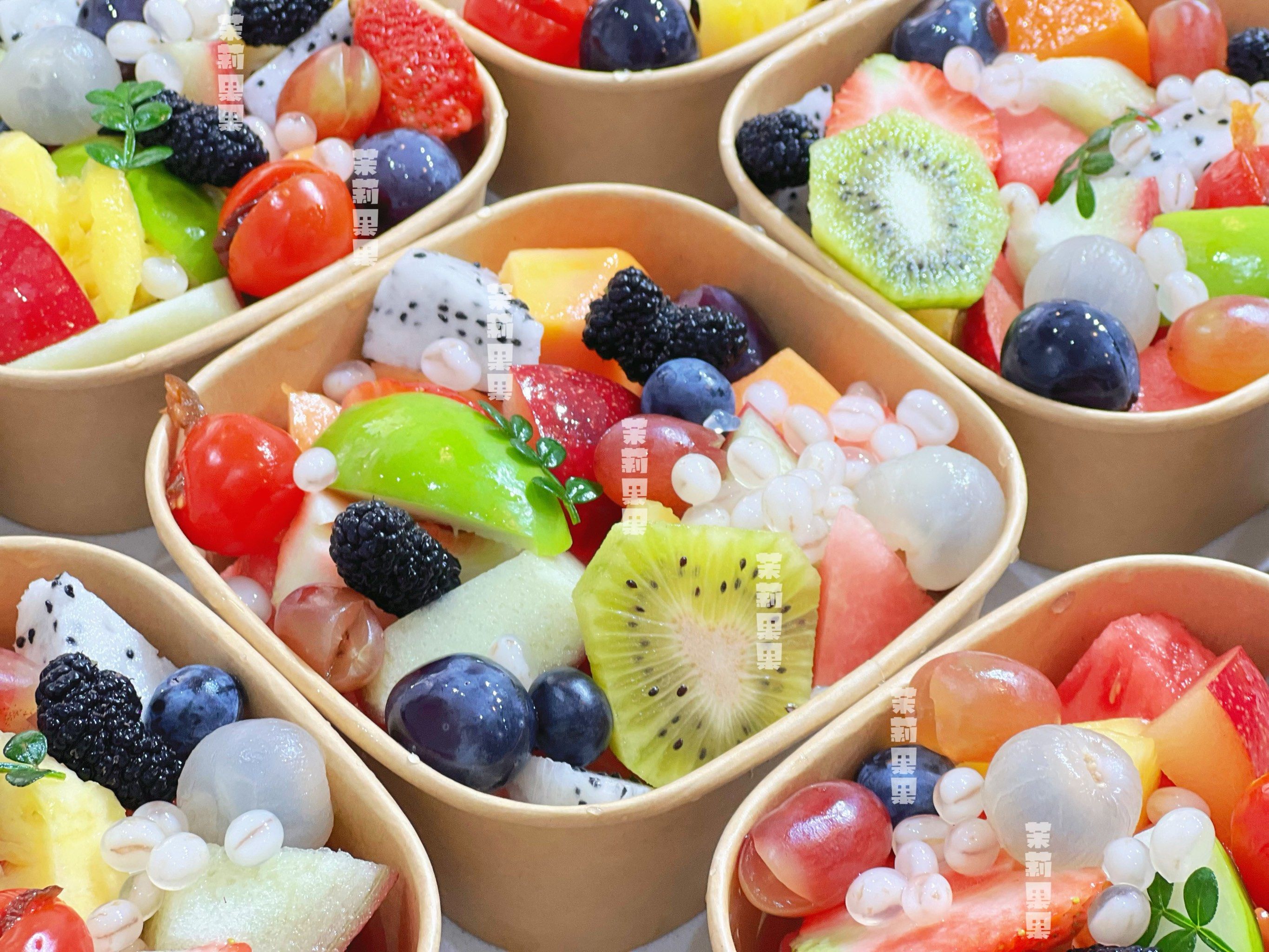 一碗就能解决你的中午饭了,各种各样的水果,应有尽有