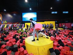 -嘿哟动霸CHUA·新潮玩运动娱乐中心·蹦床滑冰团建乐园