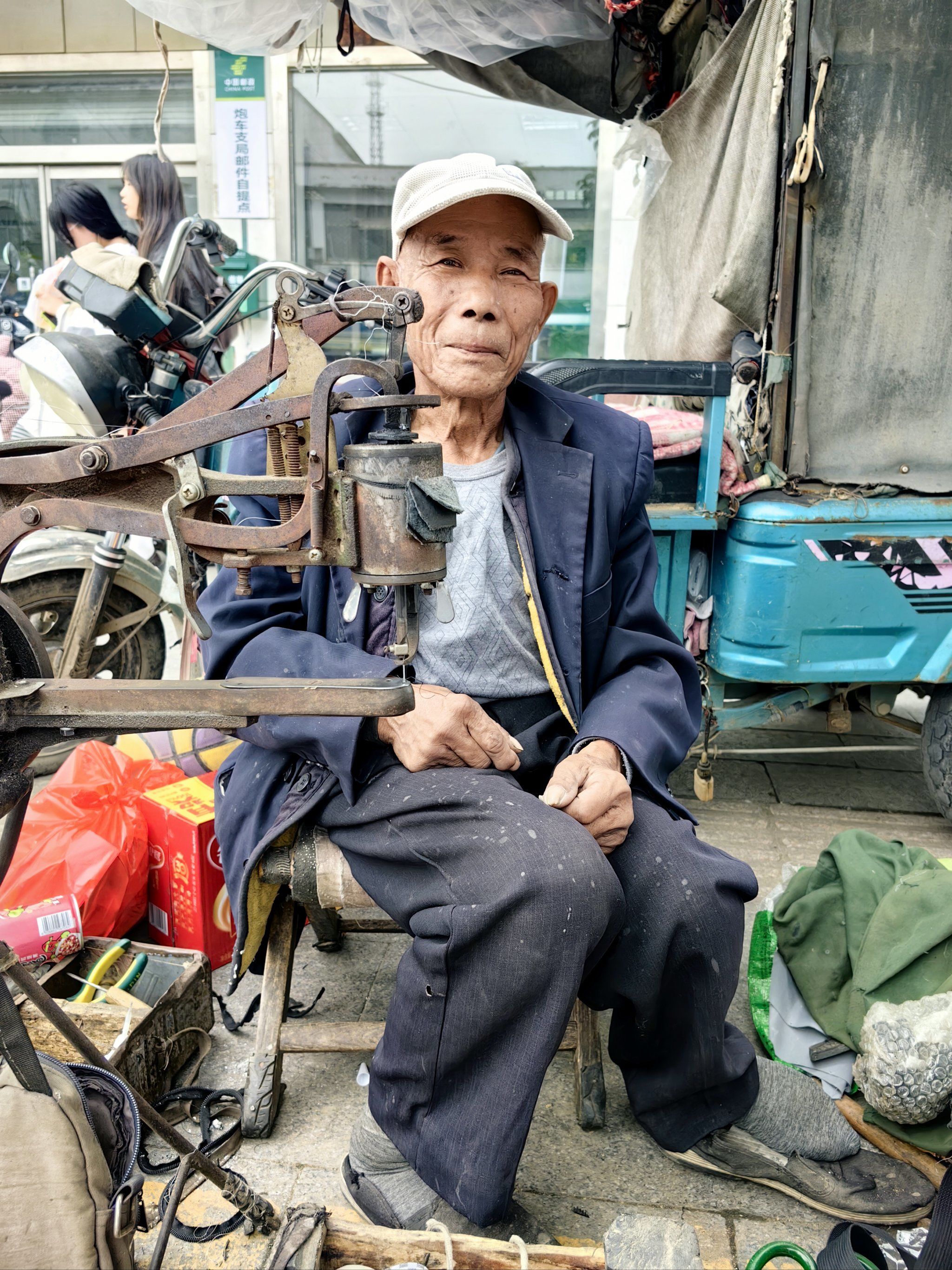 爆哭😭农村街头修拉链的老爷爷