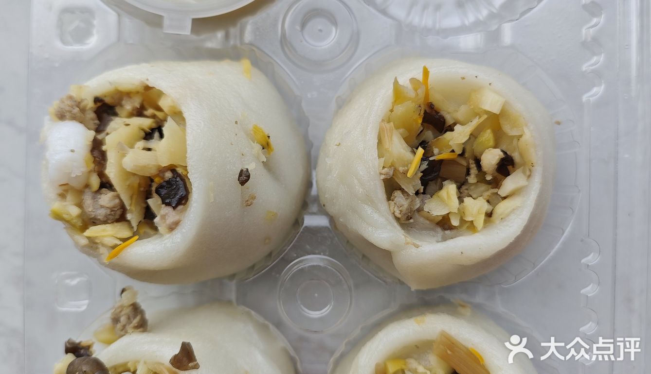 苏州的夏天,是从一口炒肉团子开始的。炒肉团子是冷吃的