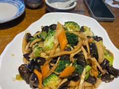 西兰花炒杂菌-95号酱骨·一块豆腐(展春园西路店)