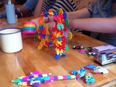 隔壁桌拿了好多玩的-做了不起的80后