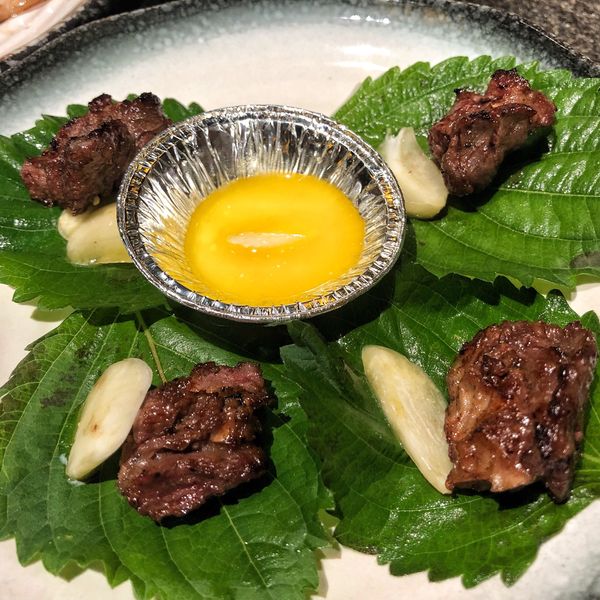 紫苏叶包肉和蒜瓣和黄油