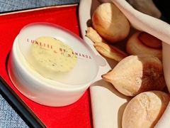 餐前面包配黄油-弦月窗LUNETTE BY AMANDA(复兴路店)